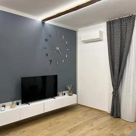 Zeus Apartment